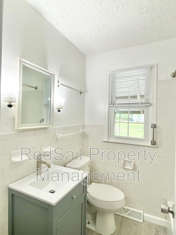 Building Photo - 710 72nd St