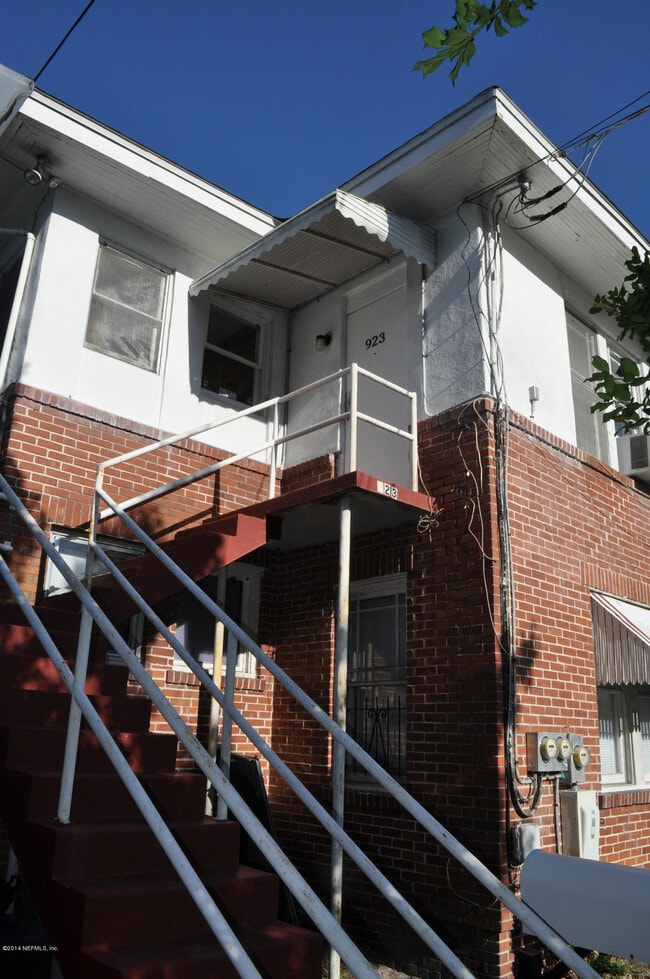 Building Photo - 923 Acosta St