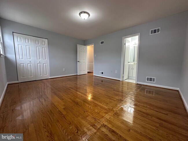 Building Photo - 14451 Village Dr