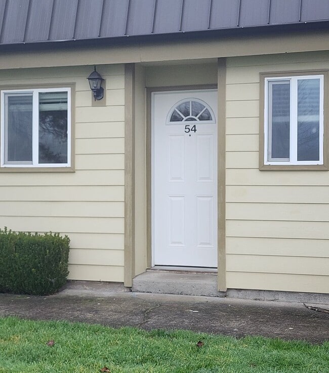 Building Photo - HALF  OFF  1ST  FULL  MONTH'S  RENT   Pet-friendly Townhouse Near Parks and Downtown Newberg