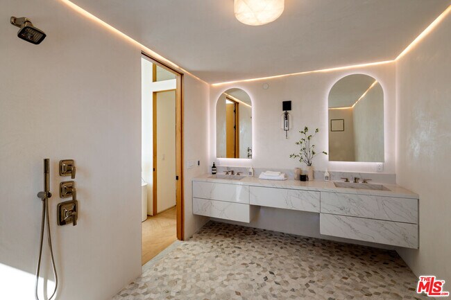 Building Photo - 3699 Alta Mesa Dr