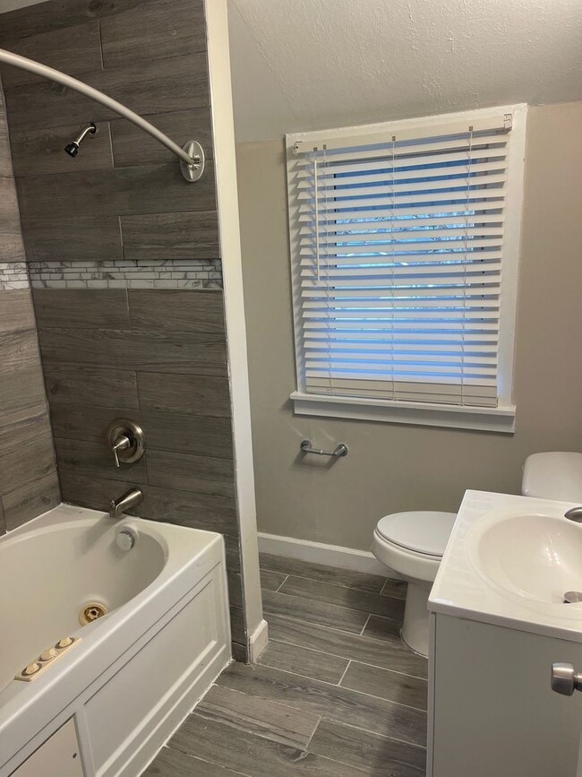 Building Photo - Newly remodeled 3 Bedroom 2.5 Bathroom House