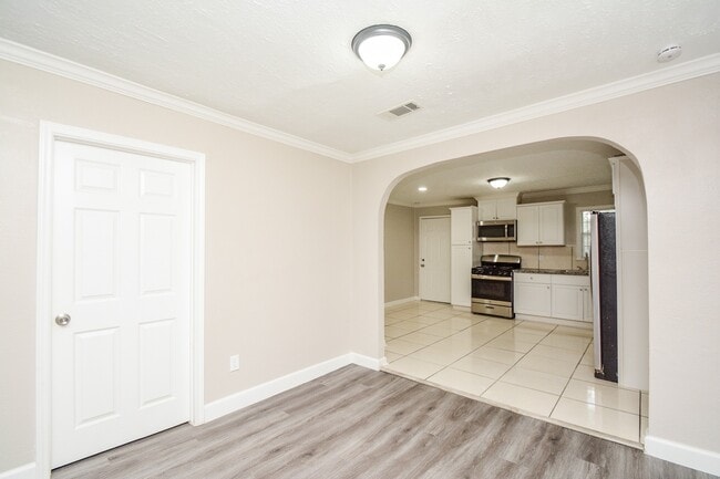 Building Photo - 2109 Pomona Dr