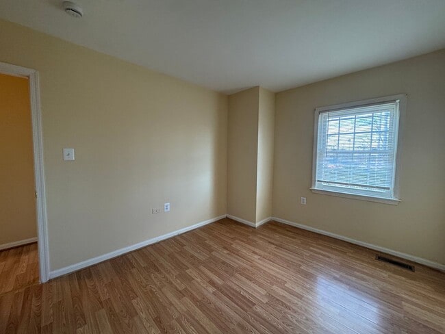 Building Photo - Beautiful 3 Bed 3 Bath Brick Townhome In Springfield Square