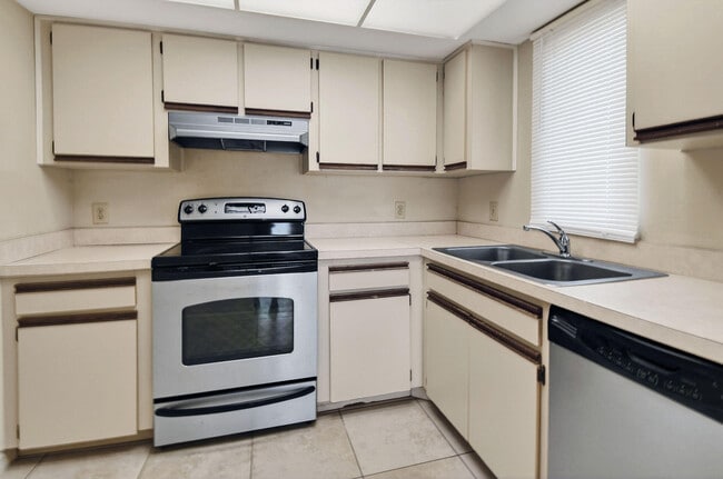 Building Photo - 1620 SE Green Acres Cir