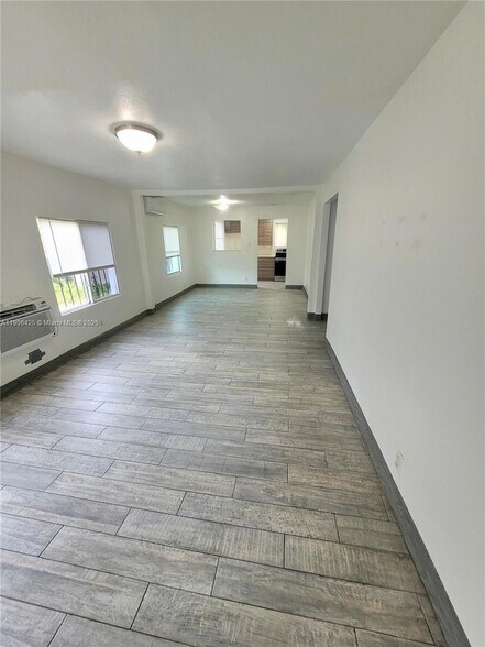 Building Photo - 5720 NE Miami Pl