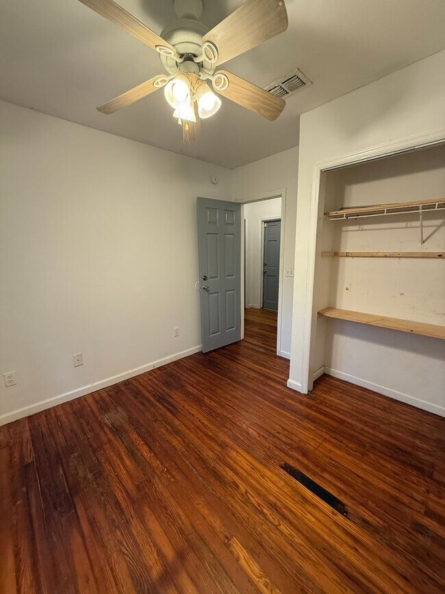 Building Photo - 4 Bed 2 Bath House with Bonus Room and Fen...