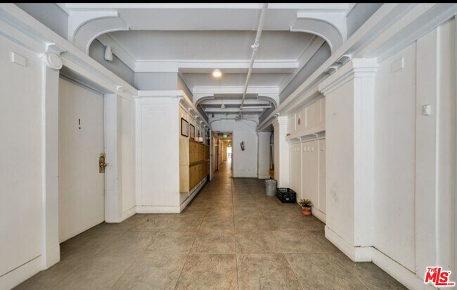Building Photo - 1420 Flower St