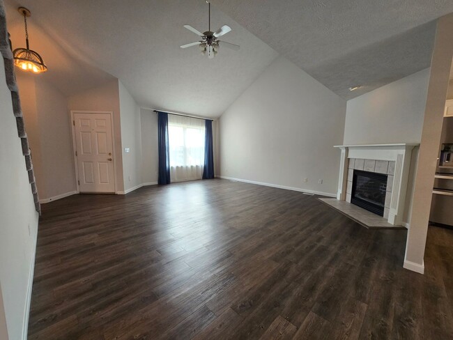 Building Photo - Spacious 4 Bedroom Duplex in North Normal ...