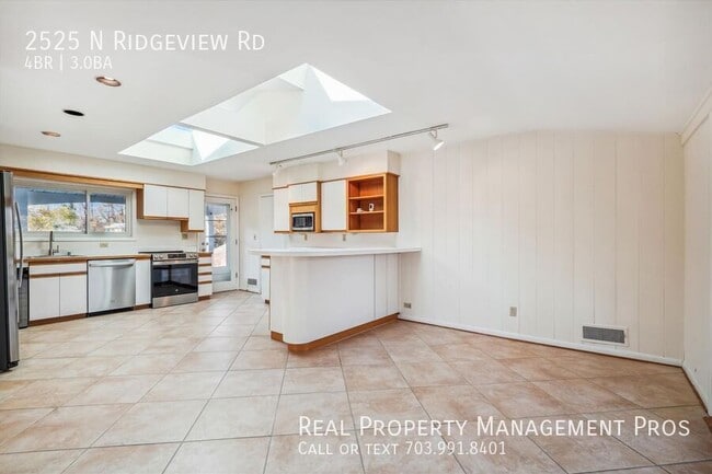 Building Photo - 2525 N Ridgeview Rd