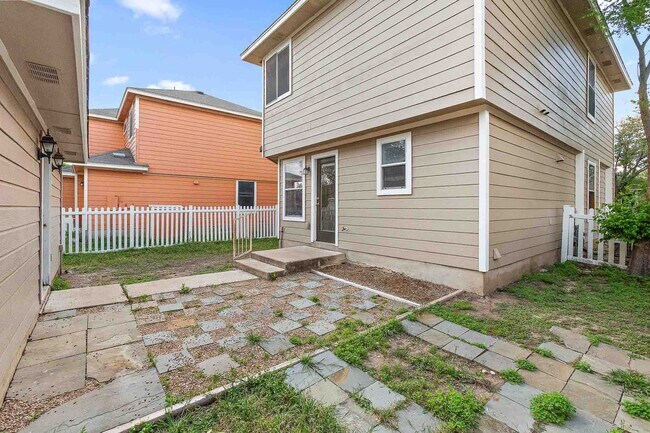 Building Photo - Plum Creek - 3 Bedroom / 2.5 Bathroom Home - 2 Car Garage - Fenced Backyard