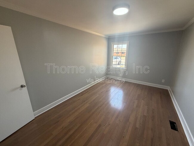 Building Photo - 1600 King Cir