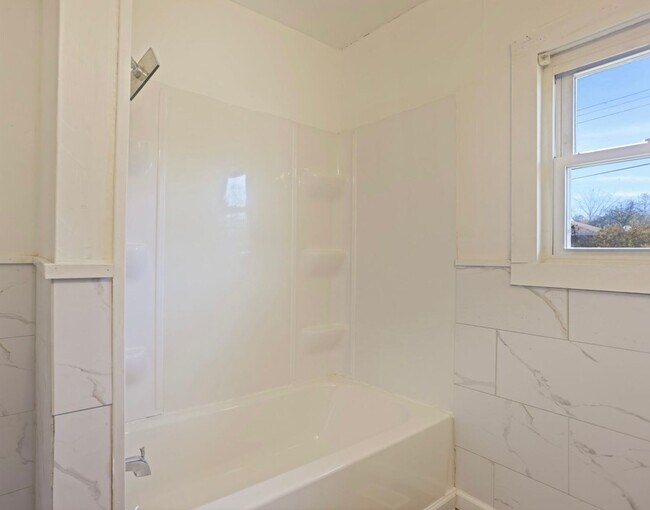 Building Photo - Open concept home in the City of Saginaw!