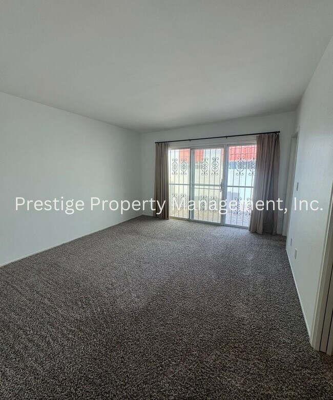Building Photo - Beautiful Townhouse Overlooking The Golf C...