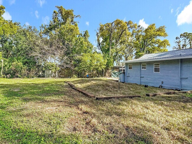 Building Photo - 2 bed/1.5 bath Single-Family Home on Large Lot in Sanford!