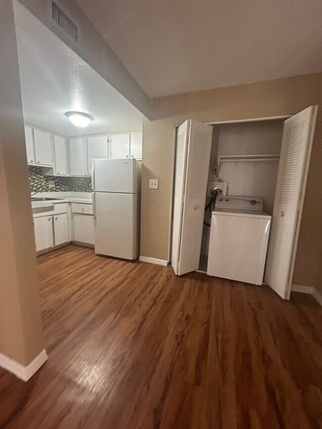 Building Photo - 618o