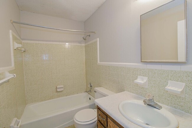 Building Photo - 809-B Golfview Pl