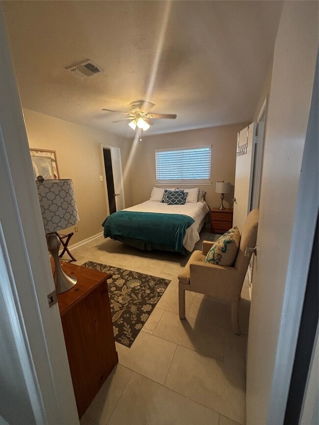 Building Photo - 11418 Chevy Chase Dr