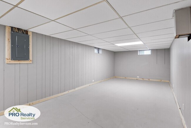 Building Photo - 3 Bedroom House