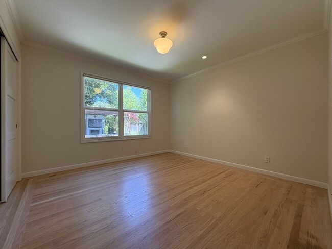 Building Photo - Beautiful 4BD/2BA Menlo Park Home with Lar...