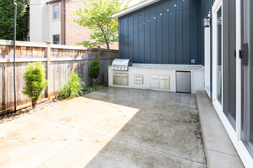 outdoor kitchen - 953 Dennison Ave