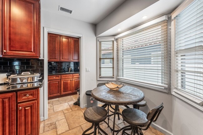 Building Photo - Beautiful 3 bed 2 Bath + Bonus Room home + Yard  in Old Torrance!