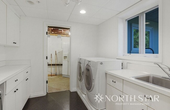 Building Photo - Live in a National Historic Home