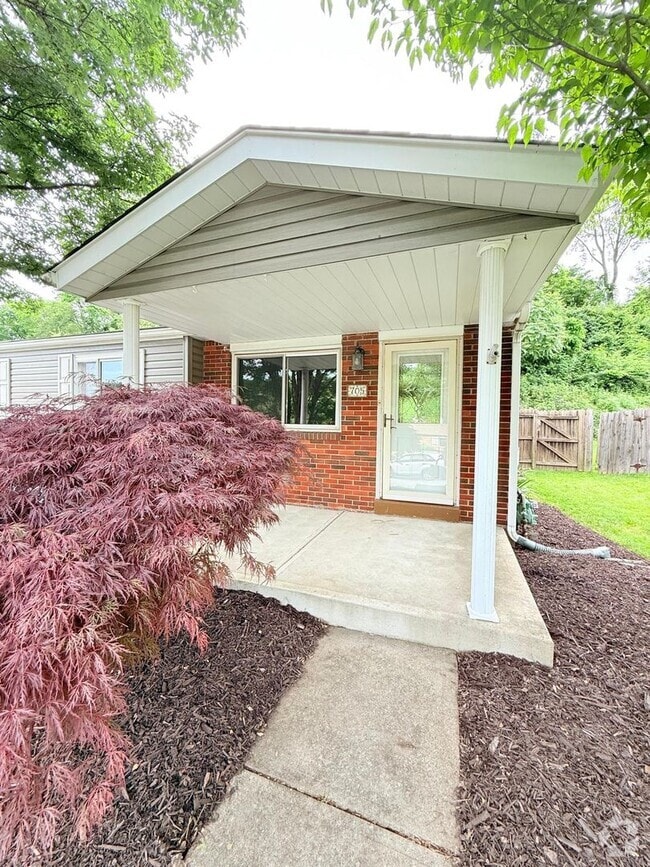 Building Photo - Spacious 3-Bedroom 1.5 - bathroom Home for...