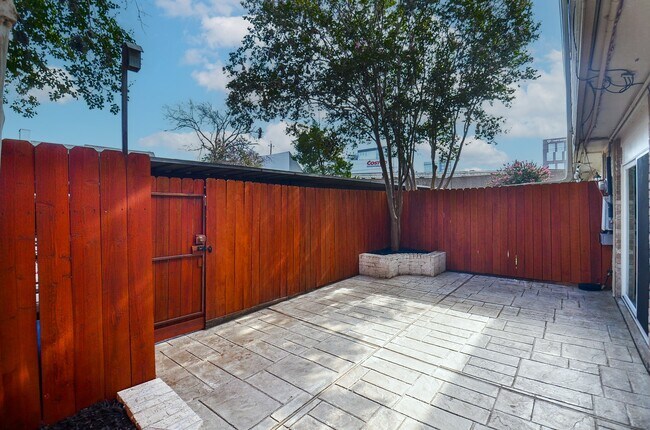 Building Photo - 13074 Trail Hollow Dr