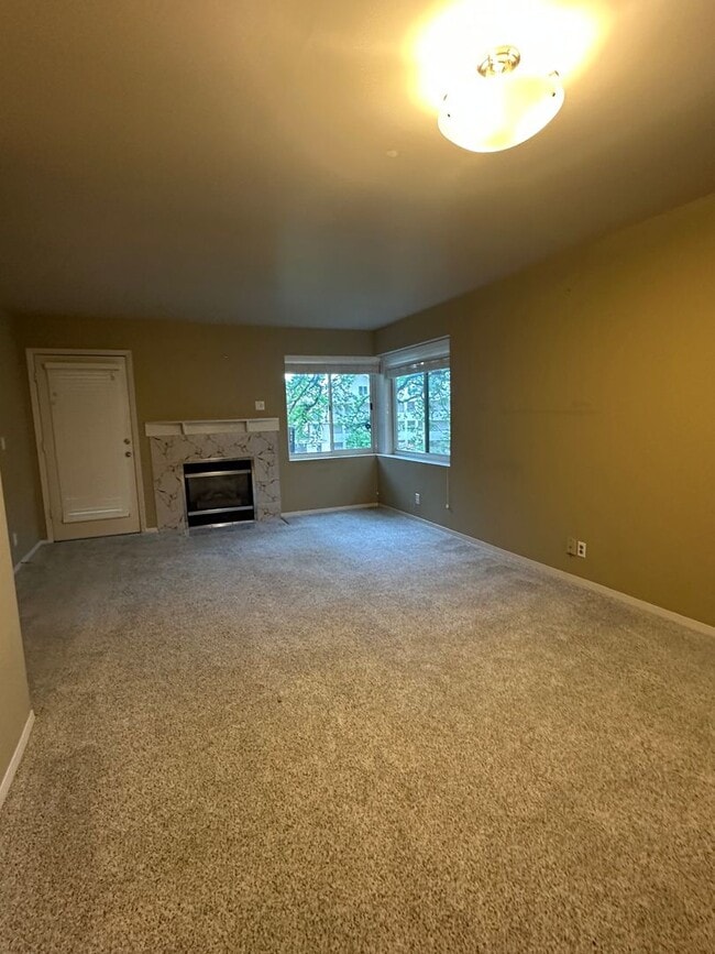 Building Photo - 2 Bedroom Quintet Condo off West Burnside ...