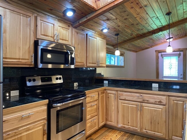 Building Photo - Updated Old Town 3 Bed 2 Bath Home w/ fenced yard and 1 car garage