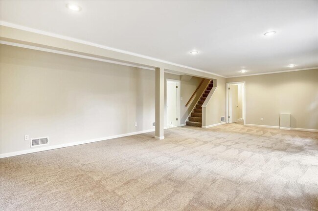 Building Photo - Beautiful 4 BR 3 BA home in quiet neighbor...