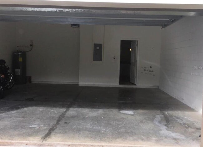 Building Photo - 9377 Meadow Hunt Way