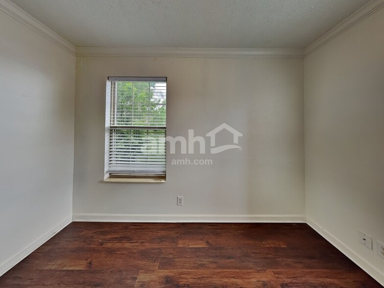 Building Photo - 120 Rose Garden Ln