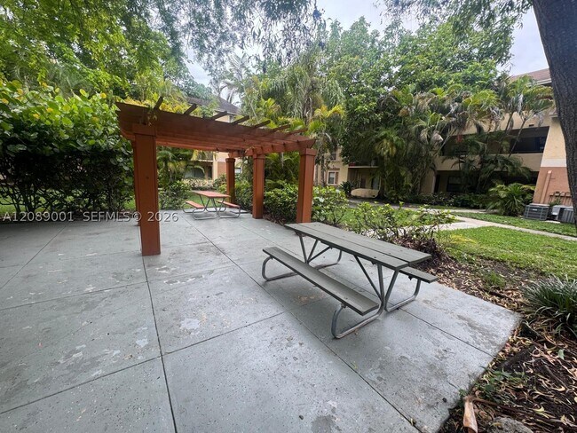 Building Photo - 9999 Summerbreeze Dr