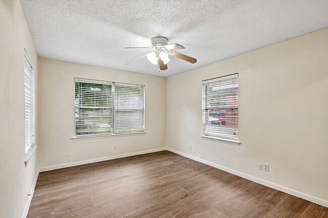 Building Photo - 6401 Rowan Ln