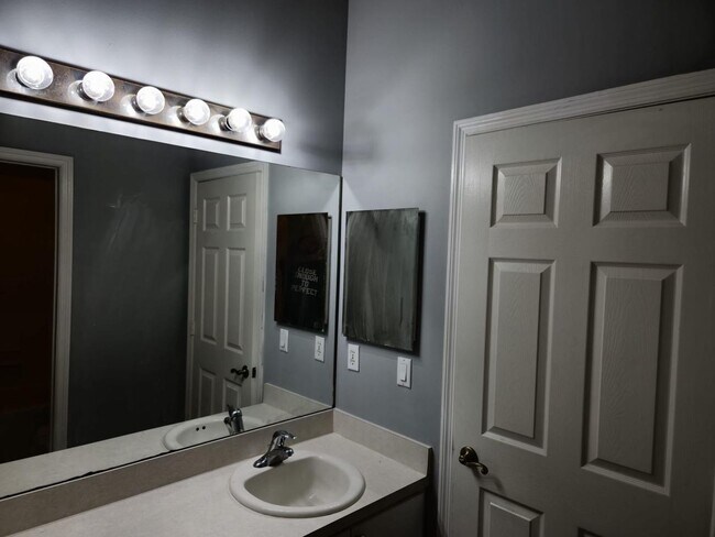 Building Photo - Prime Location & Modern Comfort in Greenacres! 3 Bed 2.5 Bath Townhouse