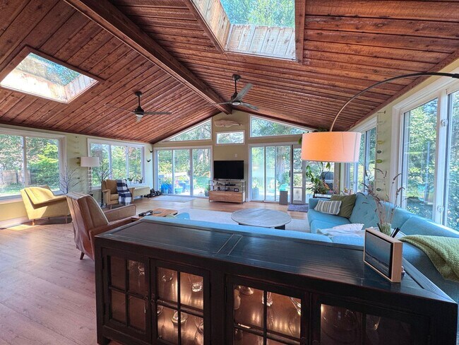 Building Photo - Lakefront Great Neck Home! 4/2.5 brick ranch in lovely Southern Point