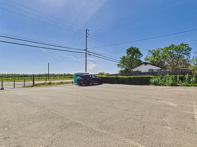 Building Photo - 2 bed 1 bath - Beautiful Outdoor Living