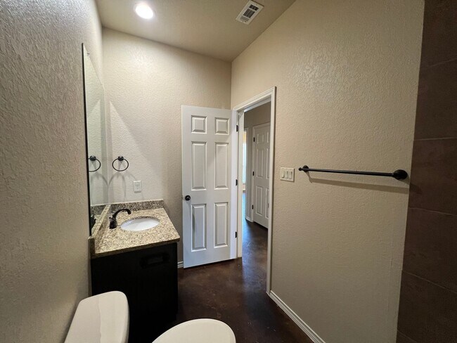 Building Photo - Luxury 3/2 duplex in great New Braunfels N...