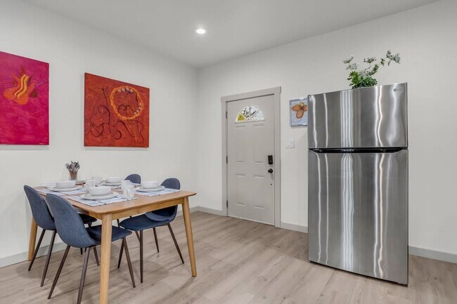 Building Photo - Stylish Furnished Home with Yard & All Bills Included