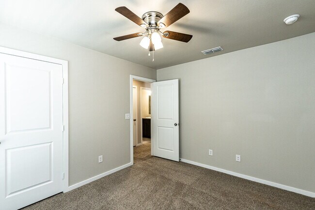 Building Photo - Newer 3/2/2 Home in Bell Farms!