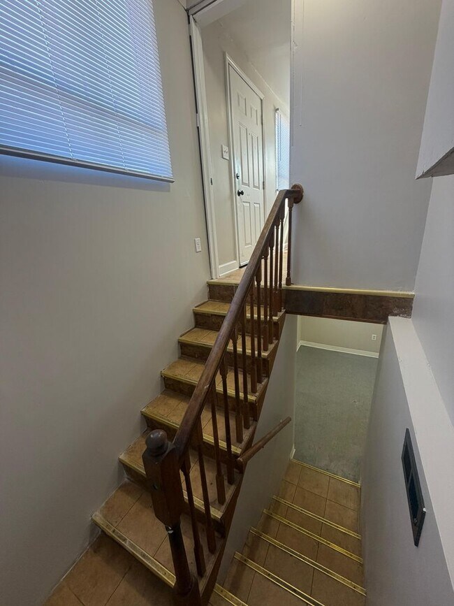 Building Photo - For rent - Spacious 3 Bed / 2 Bath Home