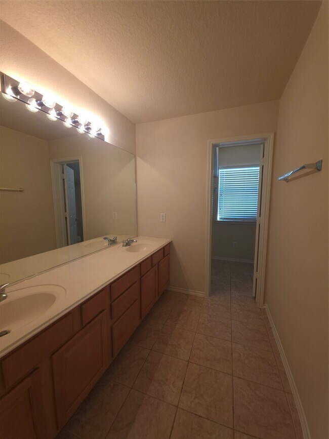 Building Photo - 3027 Providence Oak St