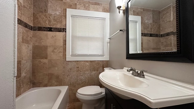 Building Photo - 4 bedrooms & 3 bath in Decatur!