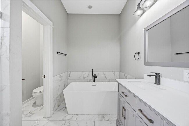 Building Photo - 6713 Parker Grv Ln