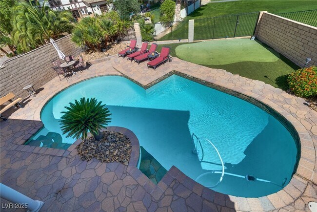Building Photo - 840 Pinehurst Dr