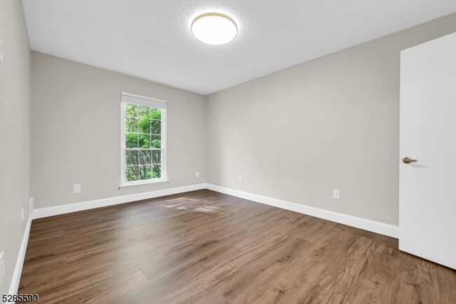 Building Photo - 116 Raintree Ln
