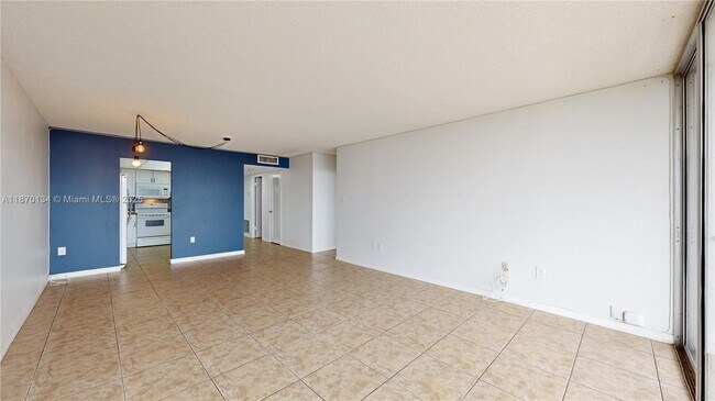 Building Photo - 18011 Biscayne Blvd