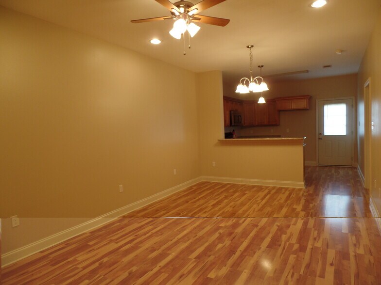 Building Photo - 205 Bella Sera Ln